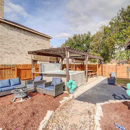 Family Home With Sunroom And Fire Pit!